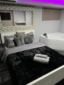 Un pat sau paturi într-o cameră la Apartman Banja Luka CITY