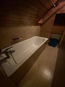 Un baño con bañera blanca en una habitación. en Sonderbar Home, en Schwyz 21 fotos más