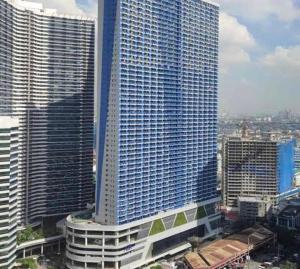 vista su un grande edificio in città di Destina Stays, Cozy & Netflix @Air Residences, Makati, Metro Manila a Manila