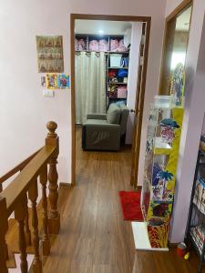 um corredor com uma escada que leva a uma sala de estar em bom bomm home for lovery em Bang Na