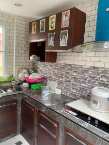 uma cozinha com bancada numa cozinha em bom bomm home for lovery em Bang Na