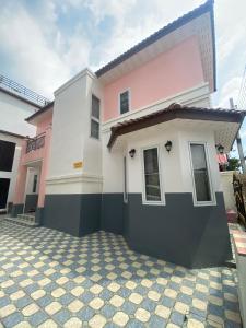 Casa rosa y blanca con una mazorca en bom bomm home for lovery en Bangna