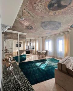 een woonkamer met een groot groen tapijt en een plafond bij AB Residences -Cihangir Luxury Antique Apartment in Istanbul