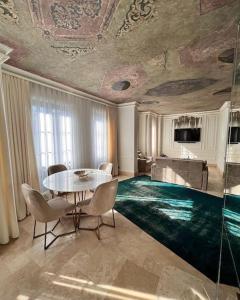 een eetkamer met een tafel en stoelen in een kamer bij AB Residences -Cihangir Luxury Antique Apartment in Istanbul