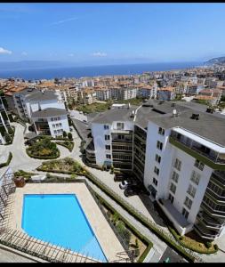 una vista aérea de un edificio con piscina en Mudanya Falez Evleri. en Mudanya