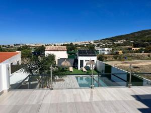 una piscina en el tejado de una casa en Chalet en Montellano (Sevilla), en Montellano