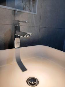 bagno con lavandino e rubinetto di Villa Taouzert a Tozeur