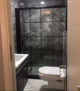 y baño con ducha, aseo y lavamanos. en Samsun Osmanlı Otel en Samsun