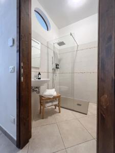 La salle de bains est pourvue d'une douche, d'un lavabo et d'une table. dans l'établissement Pascoli 21/A, à Ravenne