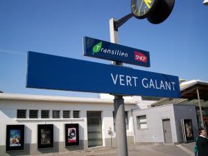 a blue street sign in front of a building at Appartement 1 chambre proche Gare RER B Vert Galant - Parking et balcon privé - Proche Aéroport Roissy CDG - Parc Des Expositions - Paris - Stade de France - Astérix - Disneyland Paris in Villepinte