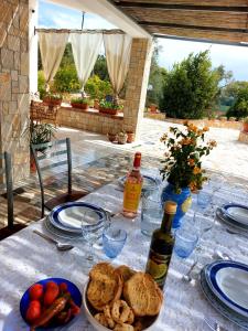 un tavolo con piatti di cibo e bottiglie di vino di Villa Luigi a Torre Pali