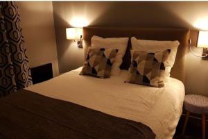 a bedroom with a large bed with two pillows at Cosy 3 Pièces en face de la gare in Rambouillet