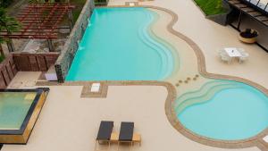 Monk's Nirvanaa Hotel & Resort内部或周边的泳池