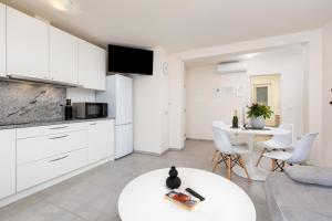Kuchyň nebo kuchyňský kout v ubytování Apartments Pivas