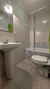 a bathroom with a sink and a toilet and a tub at Pension Suiza in Reus +45 photos