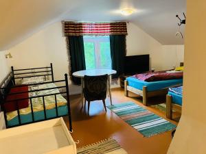 a living room with a bed and a table at Karske stuudiokorter in Tapa
