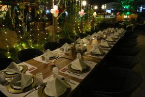 Monk's Nirvanaa Hotel & Resort餐厅或其他用餐的地方
