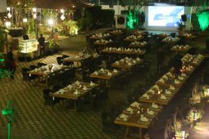 Monk's Nirvanaa Hotel & Resort餐厅或其他用餐的地方