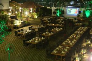 Monk's Nirvanaa Hotel & Resort餐厅或其他用餐的地方