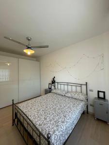 a bedroom with a bed and a white wall at Appartamento a 4 km dal Centro in Perugia