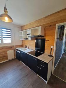 eine Küche mit einer Spüle und einer Arbeitsplatte in der Unterkunft Chez Maxmandine in Givet