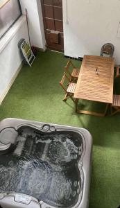 a hot tub in a room with a table and chairs at Maison Jaccuzi et salle cinéma in Lyon