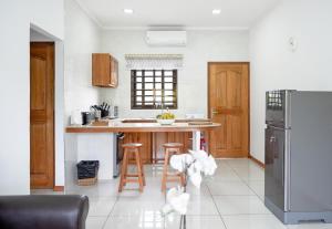 Η κουζίνα ή μικρή κουζίνα στο Creole Breeze Self Catering Apartments