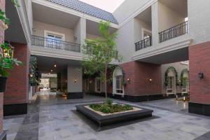 a courtyard with a tree in the middle of a building at 3 Bedroom Apartment in Riyadh