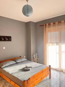 1 dormitorio con 1 cama grande en una habitación en Άνετο διαμέρισμα - Κέντρο Ξάνθης, en Xanthi
