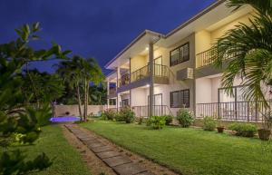 una vista exterior de una casa por la noche en Creole Breeze Self Catering Apartments, en Mahe