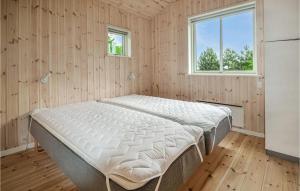 GlesborgにあるGorgeous Home In Glesborg With Wifiの窓付きの客室の大型ベッド1台分です。