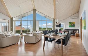 - une salle à manger avec une table et des chaises dans l'établissement Stunning Home In Vinderup With Kitchen, à Vinderup