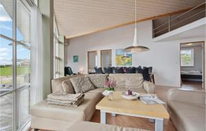 - un salon avec un canapé et une table dans l'établissement Stunning Home In Vinderup With Kitchen, à Vinderup