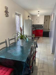 una cucina e una sala da pranzo con tavolo e sedie di gîte en pierre le paradis parc clôturé spa jacuzzi 5 places piscine au Périgord pourpre 9km de bergerac a Saint-Aubin-de-Lanquais