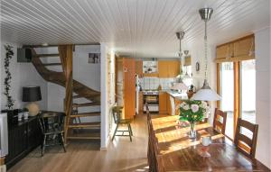 FjellerupにあるStunning Home In Glesborg With 4 Bedrooms, Sauna And Wifiのリビングルーム(テーブル付)、螺旋階段