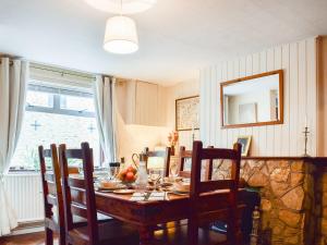 comedor con mesa de madera y sillas en Sheldon House, en Braunston