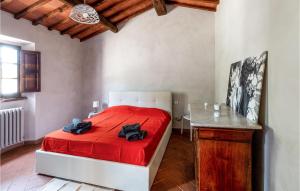 Кровать или кровати в номере Romantic Home In Mercatale Val Darno With Kitchen