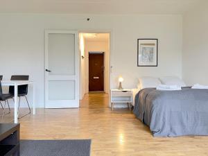 een slaapkamer met een bed, een tafel en een bureau bij One Bedroom Apartment In Rdovre, Trnvej 41b, in Rødovre