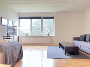 een woonkamer met een bank en een tafel bij One Bedroom Apartment In Rdovre, Trnvej 41b, in Rødovre
