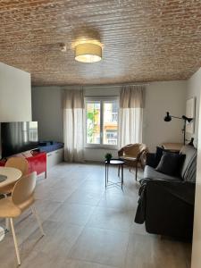 a living room with a couch and a table at Spacieux Studio pour toute la famille in Palavas-les-Flots