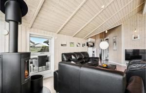 SkovbyにあるAwesome Home In Sydals With 3 Bedrooms, Sauna And Wifiのリビングルーム(ソファ、暖炉付)