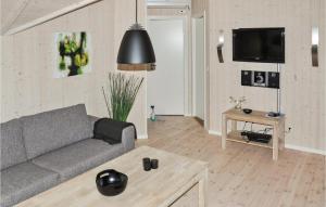 SkovbyにあるAwesome Home In Sydals With 3 Bedrooms, Sauna And Wifiのリビングルーム(ソファ、テーブル付)