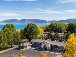 eine Luftansicht eines Hotels mit See in der Unterkunft Sun Outdoors Garden City Utah in Garden City