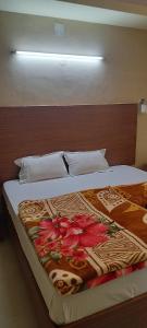 1 dormitorio con 1 cama con cabecero de madera en Hotel Shiva Krishna(Unit of Nandan Udyam Pvt Ltd), en Patna