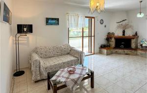 sala de estar con sofá y chimenea en Nice Apartment In Korfos, Korinthos With Wifi, en Korfos