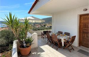 patio con mesa y sillas en el balcón en Nice Apartment In Korfos, Korinthos With Wifi, en Korfos