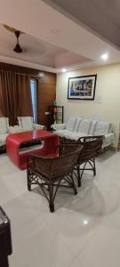 Habitación con 2 camas y 2 sillas. en Hotel Shiva Krishna(Unit of Nandan Udyam Pvt Ltd), en Patna