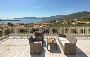 Un patio con sillas y una mesa en el balcón. en Nice Apartment In Korfos, Korinthos With Wifi, en Korfos