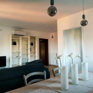 ein Wohnzimmer mit einem Sofa und einem Tisch in der Unterkunft casanita in Abano Terme