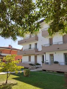 un edificio de apartamentos con balcones y césped en casanita, en Abano Terme